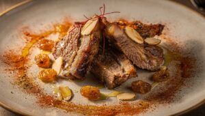 Agneau confit aux épices douces : ce plat du ramadan impressionne même ceux qui n&rsquo;aiment pas le mouton !